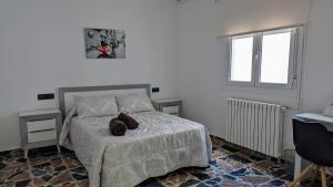 1 dormitorio con cama, escritorio y ventana en Casa Clari, en Motilla del Palancar