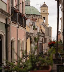 una calle de la ciudad con un edificio con una torre de reloj en Trinità UrbanHaven - Cuore di Cagliari en Cagliari