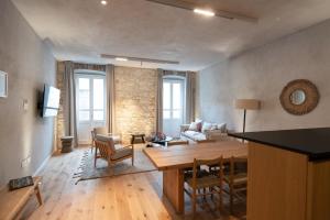 Una sala de estar con una mesa y sillas de madera. en Trinità UrbanHaven - Cuore di Cagliari, en Cagliari 11 fotos más