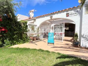 een wit gebouw met een poort ervoor bij Casa con gran jardín y jacuzzi en La Llosa 108D - INMO22 in Cambrils