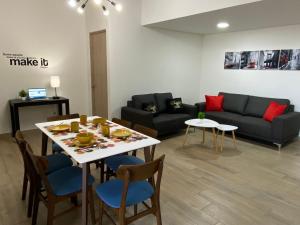 sala de estar con mesa y sofá en Lux 2 bedroom apartment, swimming pool, gym and free parking spot in Macro Plaza area, en Monterrey