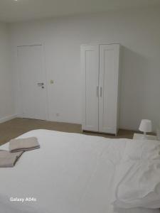 Een bed of bedden in een kamer bij The Boulevard Apartment