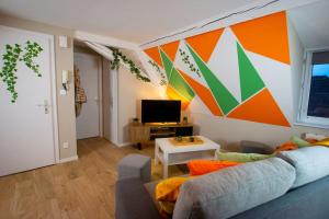 un soggiorno con divano e parete colorata di Au coeur du vignoble/centre ville a Dorlisheim