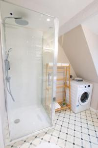 uma casa de banho com um chuveiro e uma máquina de lavar roupa em Au coeur du vignoble/centre ville em Dorlisheim