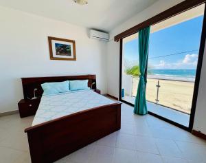 um quarto com uma cama e vista para a praia em Hotel Sierra Negra em Puerto Villamil