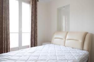 een slaapkamer met een wit bed en een raam bij Spacious apartment with balcony in Parijs