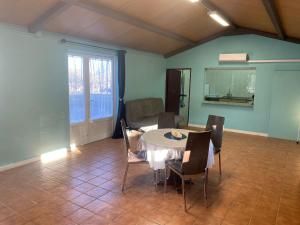 ein Esszimmer mit einem Tisch und Stühlen in einem Raum in der Unterkunft La Geneta Casa Vacacional in Vilobi Del Penedes