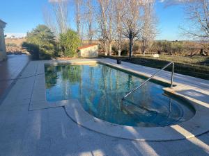 una piscina en medio de una calle en La Geneta Casa Vacacional, en Vilobí del Penedès