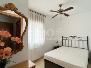 Een bed of bedden in een kamer bij Planta baja con barbacoa y a pocos metros de la playa 121B - INMO22