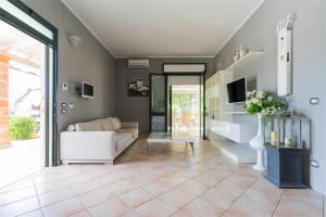 een woonkamer met een bank en een tafel bij Villino Letizia in Nardò