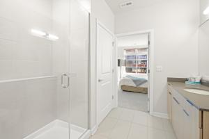 Global Luxury Suites at Reston客房内的一张或多张床位