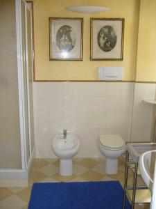 La salle de bains est pourvue de toilettes et d'un lavabo. dans l'établissement Alpi Giulie, à Intra