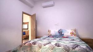 sypialnia z łóżkiem z kolorową kołdrą w obiekcie La Hacienda Cyprus w mieście Limassol
