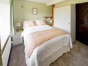 a bedroom with a large bed and a closet at Alder Cottage - Uk46154 in Farlam
