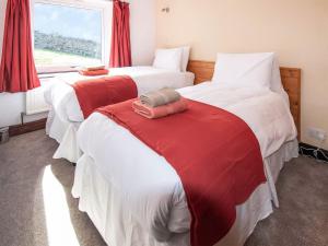 En eller flere senge i et værelse på Bracken Cottage - Uk46155