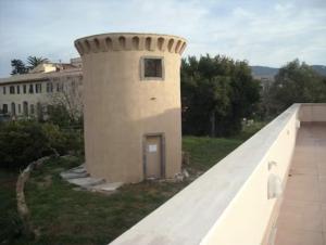 un edificio con una porta sul lato di un edificio di Guest House Parco del Mulino a Livorno