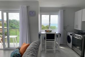 Köök või kööginurk majutusasutuses Oceanview Marisule Ridge