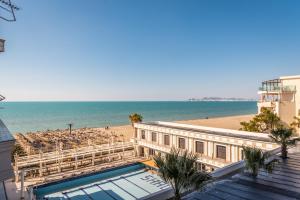 um edifício com uma piscina ao lado de uma praia em Coastal Comfort by Premium Selection em Durrës