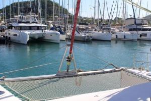 a bunch of boats are docked in a harbor at Beau catamaran à la marina in Le Marin