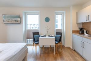 Nhà bếp/bếp nhỏ tại Ferienwohnung Nord-West - direkt am Nordseedeich mit Blick auf den See