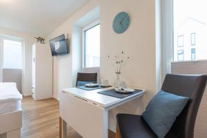 TV/trung tâm giải trí tại Ferienwohnung Nord-West - direkt am Nordseedeich mit Blick auf den See