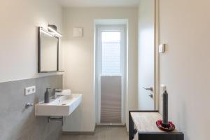 Phòng tắm tại Ferienwohnung Nord-West - direkt am Nordseedeich mit Blick auf den See +8 ảnh