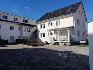 ガッゲナウにあるFerienwohnung Rotenfelsの私道付きの白い大きな建物