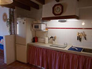 La cuisine est équipée d'un four micro-ondes et d'un réfrigérateur. dans l'établissement Casa en la Isla de Tabarca, à Tabarca