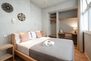 1 dormitorio con 1 cama con 2 toallas en Trinità Panoramic - Cuore di Cagliari, en Cagliari