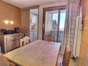 eine Küche mit einem Holztisch und einem großen Fenster in der Unterkunft Appartement Méribel, 2 pièces, 4 personnes - FR-1-182-195 in Les Allues