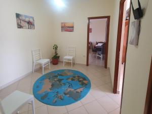- un couloir avec une chambre dotée d'un tapis mondial à l'étage dans l'établissement L&G Hotel, à Vlorë