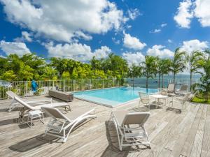 法兰西堡B&B HOTEL Fort-de-France的带椅子的露台和游泳池