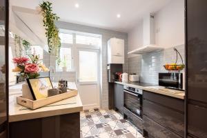 Dapur atau dapur kecil di Victorian 2 Bedroom Flat, King Beds, Free WiFi, Near Shops & Transport, E17