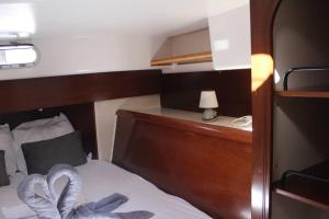 Tempat tidur dalam kamar di Cabine d'un catamaran privatisé