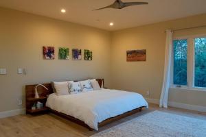 Ένα ή περισσότερα κρεβάτια σε δωμάτιο στο Modern Wine Country Home on 10 acres with vineyard