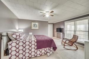 Schlafzimmer mit einem Bett und einem Deckenventilator in der Unterkunft Riverfront Dayton Getaway on 700 Wooded Acres! in Dayton