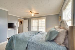 Schlafzimmer mit einem Bett und einem Deckenventilator in der Unterkunft Riverfront Dayton Getaway on 700 Wooded Acres! in Dayton