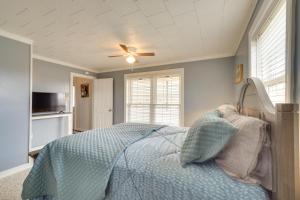 Un dormitorio con una cama con ventilador de techo. en Riverfront Dayton Getaway on 700 Wooded Acres!, en Dayton