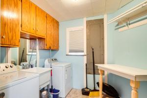 cocina con fregadero, lavadora y secadora en Riverfront Dayton Getaway on 700 Wooded Acres!, en Dayton 27 fotos más