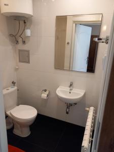 Ένα μπάνιο στο Mini Apartamenty Centrum +3 φωτογραφίες