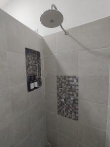 y baño con ducha y techo luminoso. en Quinta Rosita en Ticul