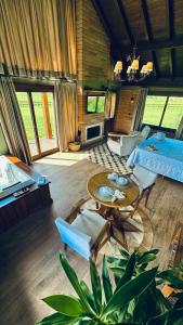 a living room with a table and chairs at Mirador da Montanha in Praia Grande