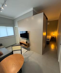 een kleine woonkamer met een tafel en een televisie bij MY STUDIO in Franca