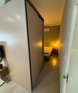 Una puerta que conduce a un dormitorio con una cama en una habitación en MY STUDIO en Franca