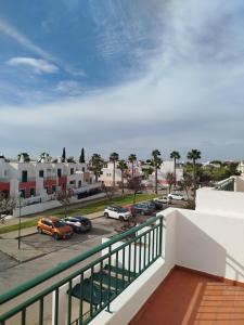 uma varanda com vista para um parque de estacionamento em The South Sunny House - A Casa a Sul em Olhão