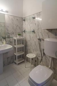 een badkamer met een toilet, een wastafel en een douche bij Casa da Praia in Luz