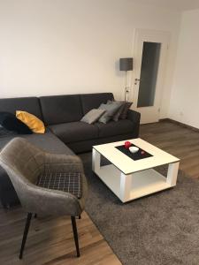 sala de estar con sofá y mesa de centro en Wohnung in Dortmund Nähe Phönix See en Dortmund