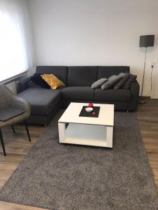 sala de estar con sofá y mesa de centro blanca en Wohnung in Dortmund Nähe Phönix See en Dortmund