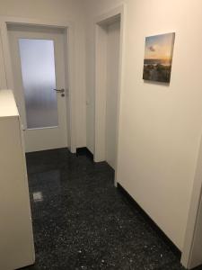 un couloir vide avec une porte et une fenêtre dans l'établissement Wohnung in Dortmund Nähe Phönix See, à Dortmund