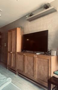 a entertainment center with a flat screen tv on a wall at Cozy studio Porto golf in El Alamein